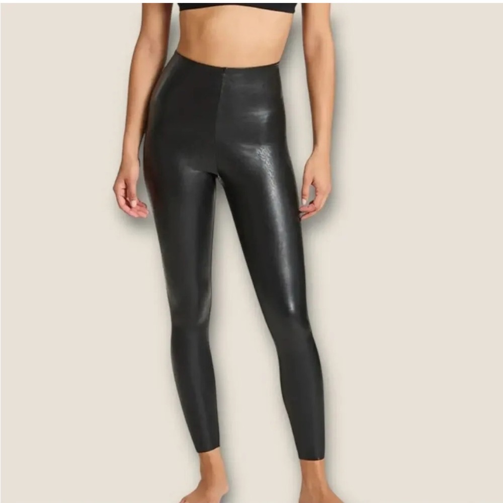 COMMANDO
Perfect Control Faux Leather Leggings Size‎ Medium